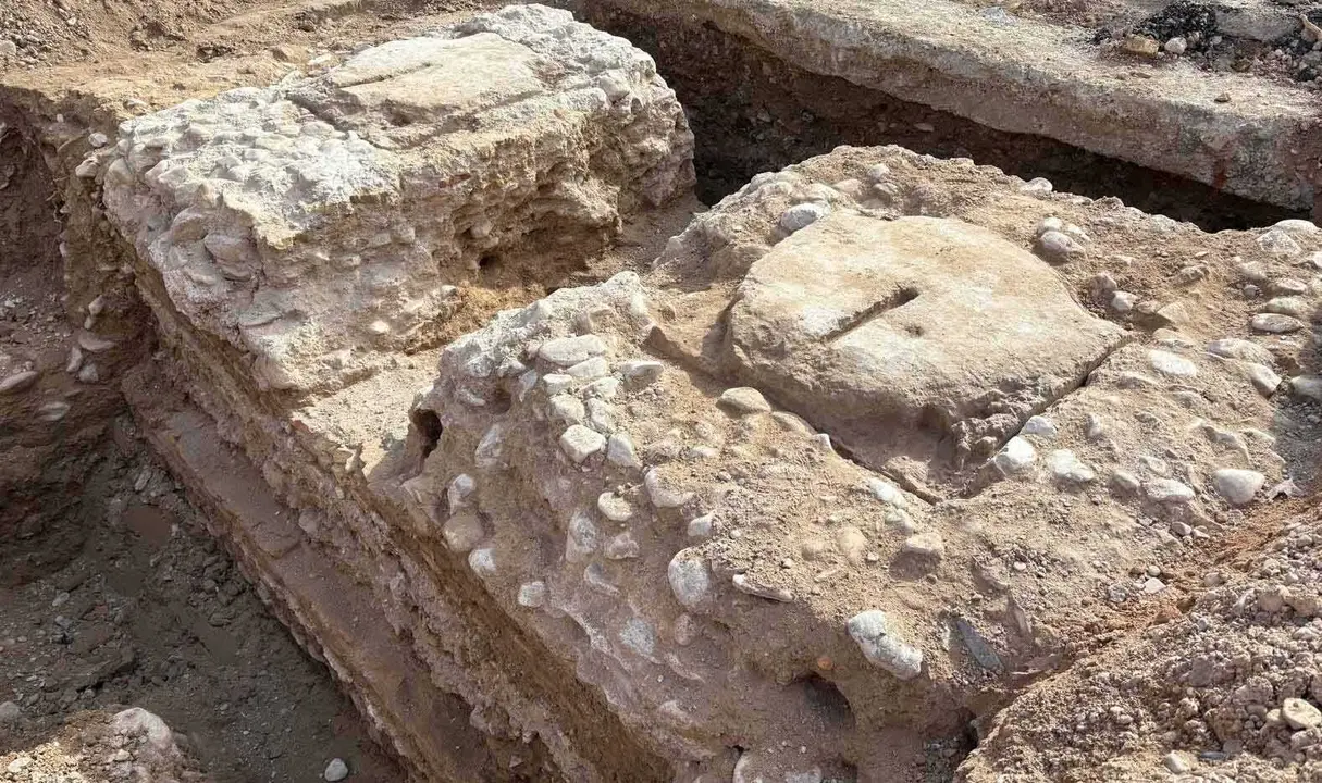 Cimientos de la Puerta del Duque hallados en las excavaciones de la Plaza de San Miguel en 2026